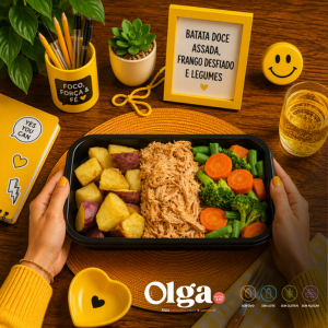 BATATA DOCE EM CUBOS ASSADA, PEITO DE FRANGO DESFIADO E LEGUMES