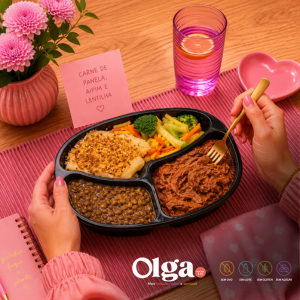 CARNE DESFIADA AO MOLHO DE TOMATE, AIPIM COM FAROFA DE QUINOA, LENTILHA E LEGUMES